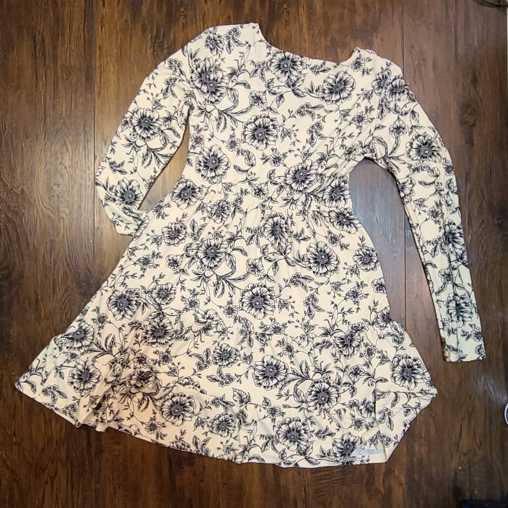 Black and Cream Floral Long Sleeve Dress - Picture 3 of 4